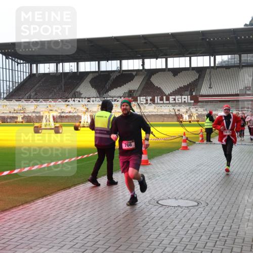 07.12.2025 - St. Pauli X-Mass-Run No. 15 Luisa Fischer http://msf.ph/oto/9390935 07.12.2025 11:01:49 Ziel 766, 1615, 89, 132, 139, 336, 376, 557, 766, 770, 771, 1045, 1048, 1065, 1068, 1300, 1367, 1615, 1705, 2251, 2252 meine-sportfotos.de