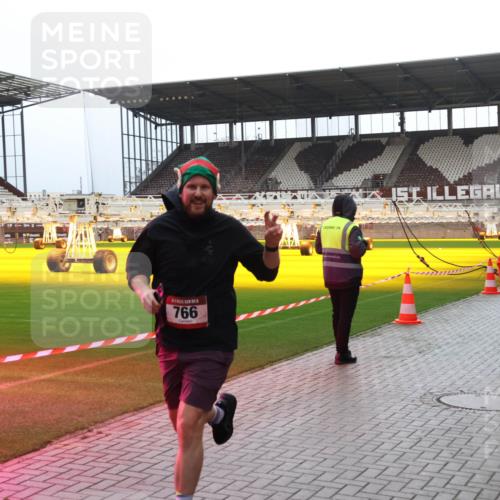 07.12.2025 - St. Pauli X-Mass-Run No. 15 Luisa Fischer http://msf.ph/oto/9390938 07.12.2025 11:01:50 Ziel 766, 1615, 89, 132, 139, 336, 376, 557, 766, 770, 771, 1045, 1048, 1300, 1367, 1615, 1705, 2251, 2252 meine-sportfotos.de