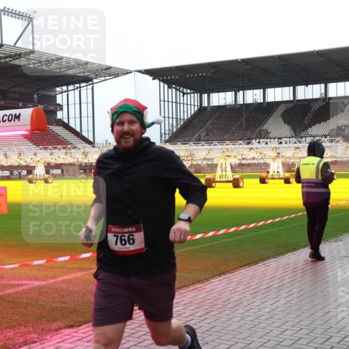 07.12.2025 - St. Pauli X-Mass-Run No. 15 Luisa Fischer http://msf.ph/oto/9390939 07.12.2025 11:01:50 Ziel 766, 16, 89, 132, 139, 336, 376, 557, 766, 770, 771, 1045, 1048, 1300, 1367, 1615, 1705, 2251, 2252 meine-sportfotos.de