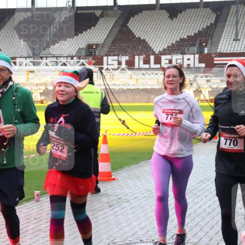 07.12.2025 - St. Pauli X-Mass-Run No. 15 Luisa Fischer http://msf.ph/oto/9390954 07.12.2025 11:01:59 Ziel 252, 77, 15, 770, 89, 132, 139, 336, 376, 557, 766, 770, 771, 1045, 1048, 1067, 1300, 1367, 1615, 1637, 1640, 1705, 2251, 2252 meine-sportfotos.de