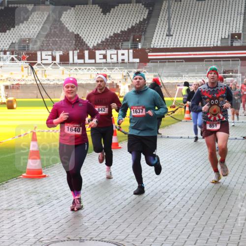 07.12.2025 - St. Pauli X-Mass-Run No. 15 Luisa Fischer http://msf.ph/oto/9390961 07.12.2025 11:02:13 Ziel 1640, 00, 842, 1637, 851, 95, 336, 376, 766, 770, 771, 837, 838, 842, 851, 1045, 1048, 1067, 1300, 1367, 1416, 1615, 1637, 1640, 2251, 2252, 2576 meine-sportfotos.de