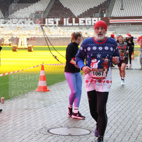 07.12.2025 - St. Pauli X-Mass-Run No. 15 Luisa Fischer http://msf.ph/oto/9390972 07.12.2025 11:02:19 Ziel 15, 1067, 38, 1048, 95, 193, 317, 336, 376, 766, 770, 771, 837, 838, 842, 847, 851, 1045, 1048, 1067, 1143, 1300, 1367, 1416, 1615, 1637, 1640, 2251, 2252, 2329, 2576 meine-sportfotos.de