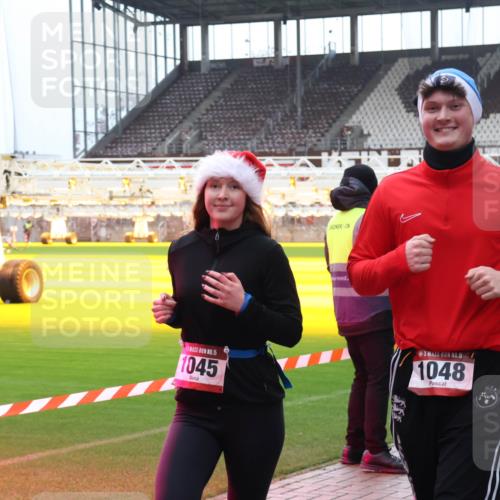 07.12.2025 - St. Pauli X-Mass-Run No. 15 Luisa Fischer http://msf.ph/oto/9390984 07.12.2025 11:02:25 Ziel 15, 1045, 15, 1048, 151, 95, 193, 314, 317, 336, 376, 837, 838, 842, 847, 851, 1045, 1048, 1067, 1143, 1416, 1611, 1637, 1640, 2329, 2519, 2520, 2576 meine-sportfotos.de