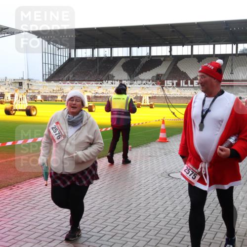 07.12.2025 - St. Pauli X-Mass-Run No. 15 Luisa Fischer http://msf.ph/oto/9390988 07.12.2025 11:02:43 Ziel 2576, 2575, 20, 25, 95, 193, 314, 317, 542, 547, 746, 747, 749, 751, 837, 838, 842, 847, 851, 1143, 1416, 1611, 2329, 2519, 2520, 2576 meine-sportfotos.de