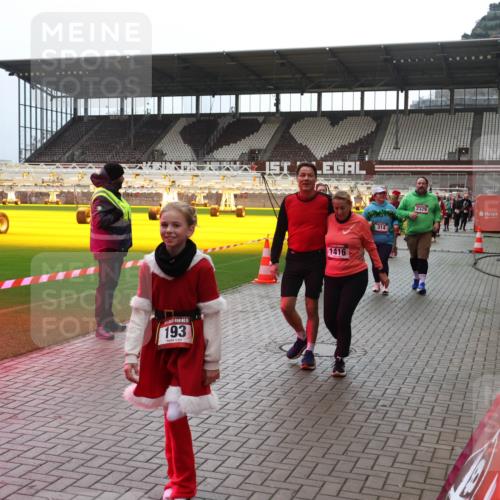 07.12.2025 - St. Pauli X-Mass-Run No. 15 Luisa Fischer http://msf.ph/oto/9390992 07.12.2025 11:02:59 Ziel 193, 1416, 314, 2329, 20, 25, 95, 151, 160, 193, 314, 317, 542, 547, 574, 746, 747, 749, 751, 847, 997, 1063, 1143, 1416, 1611, 2329, 2519, 2520 meine-sportfotos.de