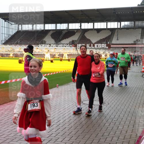 07.12.2025 - St. Pauli X-Mass-Run No. 15 Luisa Fischer http://msf.ph/oto/9390993 07.12.2025 11:03:00 Ziel 15, 193, 15, 314, 2329, 20, 25, 95, 151, 160, 193, 314, 317, 542, 547, 574, 746, 747, 749, 751, 847, 997, 1063, 1143, 1611, 2329, 2519, 2520 meine-sportfotos.de