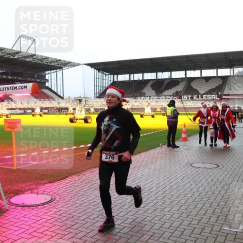 07.12.2025 - St. Pauli X-Mass-Run No. 15 Luisa Fischer http://msf.ph/oto/9391011 07.12.2025 11:03:13 Ziel 376, 2520, 20, 25, 151, 160, 502, 542, 547, 574, 599, 602, 612, 746, 747, 749, 751, 875, 880, 953, 997, 1063, 1102, 1644, 1668, 1670, 2520, 4809 meine-sportfotos.de
