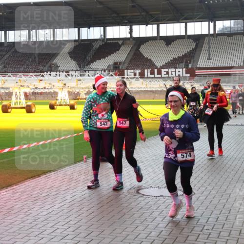 07.12.2025 - St. Pauli X-Mass-Run No. 15 Luisa Fischer http://msf.ph/oto/9391022 07.12.2025 11:03:22 Ziel 542, 547, 574, 160, 20, 25, 151, 160, 502, 574, 599, 602, 612, 746, 747, 748, 749, 751, 853, 875, 880, 953, 997, 1063, 1102, 1139, 1199, 1385, 1644, 1668, 1670, 4809 meine-sportfotos.de