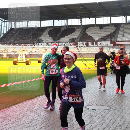 07.12.2025 - St. Pauli X-Mass-Run No. 15 Luisa Fischer http://msf.ph/oto/9391024 07.12.2025 11:03:22 Ziel 542, 15, 574, 151, 160, 20, 25, 151, 160, 502, 574, 599, 602, 612, 746, 747, 748, 749, 751, 853, 875, 880, 953, 997, 1063, 1102, 1139, 1199, 1385, 1644, 1668, 1670, 4809 meine-sportfotos.de