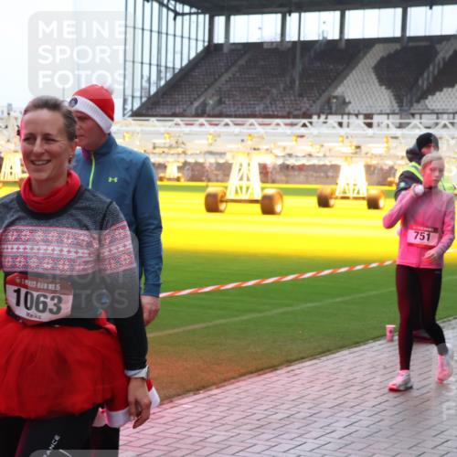 07.12.2025 - St. Pauli X-Mass-Run No. 15 Luisa Fischer http://msf.ph/oto/9391055 07.12.2025 11:03:38 Ziel 5, 1063, 751, 74, 61, 64, 102, 109, 151, 160, 186, 502, 574, 599, 602, 612, 748, 853, 875, 880, 953, 997, 1102, 1139, 1199, 1385, 1644, 1668, 1670, 1850, 4809 meine-sportfotos.de