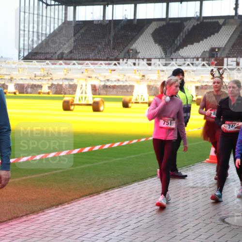 07.12.2025 - St. Pauli X-Mass-Run No. 15 Luisa Fischer http://msf.ph/oto/9391056 07.12.2025 11:03:39 Ziel 751, 74, 145, 747, 502, 61, 64, 102, 109, 151, 160, 186, 502, 574, 599, 602, 612, 748, 853, 875, 880, 953, 997, 1102, 1139, 1199, 1385, 1644, 1668, 1670, 1850, 4809 meine-sportfotos.de