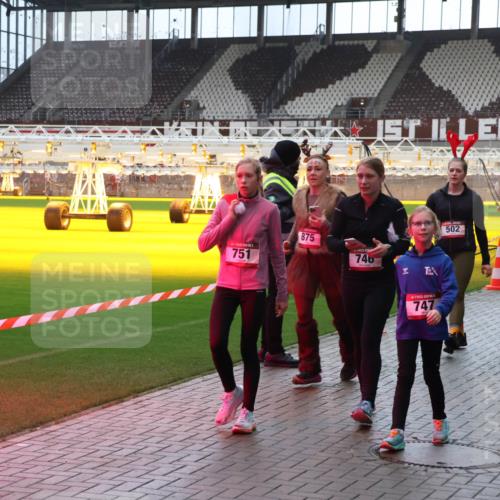 07.12.2025 - St. Pauli X-Mass-Run No. 15 Luisa Fischer http://msf.ph/oto/9391057 07.12.2025 11:03:39 Ziel 751, 875, 746, 747, 502, 749, 61, 64, 102, 109, 151, 160, 186, 502, 574, 599, 602, 612, 748, 853, 875, 880, 953, 997, 1102, 1139, 1199, 1385, 1644, 1668, 1670, 1850, 4809 meine-sportfotos.de