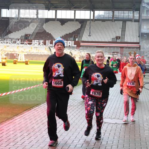 07.12.2025 - St. Pauli X-Mass-Run No. 15 Luisa Fischer http://msf.ph/oto/9391079 07.12.2025 11:04:01 Ziel 1668, 1670, 1139, 61, 64, 102, 109, 186, 297, 505, 514, 719, 748, 853, 1139, 1199, 1385, 1551, 1850, 1853, 1857, 1860 meine-sportfotos.de