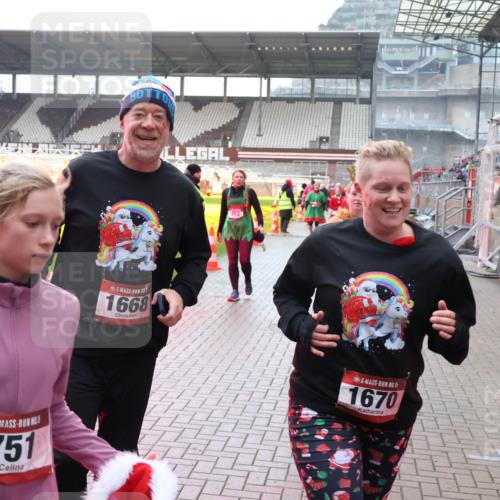 07.12.2025 - St. Pauli X-Mass-Run No. 15 Luisa Fischer http://msf.ph/oto/9391084 07.12.2025 11:04:02 Ziel 751, 1668, 853, 5, 1670, 61, 64, 102, 109, 186, 297, 505, 514, 719, 748, 853, 1139, 1199, 1385, 1551, 1850, 1853, 1857, 1860 meine-sportfotos.de
