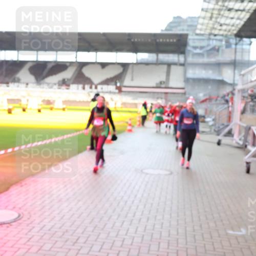 07.12.2025 - St. Pauli X-Mass-Run No. 15 Luisa Fischer http://msf.ph/oto/9391087 07.12.2025 11:04:04 Ziel 61, 64, 102, 109, 186, 297, 505, 514, 719, 748, 853, 1199, 1551, 1850, 1853, 1857, 1860 meine-sportfotos.de