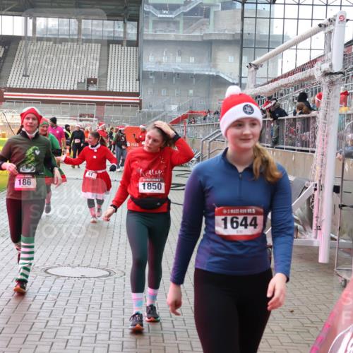 07.12.2025 - St. Pauli X-Mass-Run No. 15 Luisa Fischer http://msf.ph/oto/9391097 07.12.2025 11:04:08 Ziel 61, 186, 1850, 5, 1644, 292, 61, 64, 102, 109, 186, 222, 297, 505, 514, 719, 853, 1551, 1850, 1853, 1857, 1860 meine-sportfotos.de