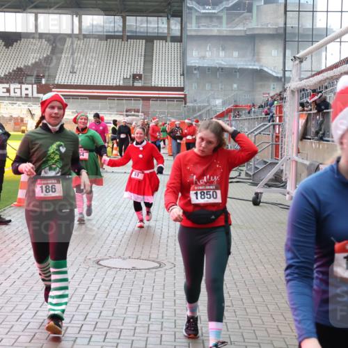 07.12.2025 - St. Pauli X-Mass-Run No. 15 Luisa Fischer http://msf.ph/oto/9391099 07.12.2025 11:04:08 Ziel 186, 64, 61, 1850, 5, 1644, 61, 64, 102, 109, 186, 222, 297, 505, 514, 719, 853, 1551, 1850, 1853, 1857, 1860 meine-sportfotos.de