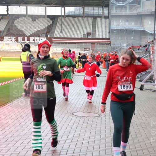 07.12.2025 - St. Pauli X-Mass-Run No. 15 Luisa Fischer http://msf.ph/oto/9391101 07.12.2025 11:04:09 Ziel 186, 64, 61, 1850, 61, 64, 102, 109, 186, 222, 297, 432, 505, 514, 719, 853, 1551, 1850, 1853, 1857, 1860 meine-sportfotos.de