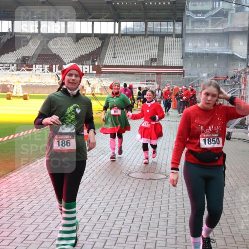 07.12.2025 - St. Pauli X-Mass-Run No. 15 Luisa Fischer http://msf.ph/oto/9391102 07.12.2025 11:04:09 Ziel 5, 186, 64, 61, 1850, 61, 64, 102, 109, 186, 222, 297, 432, 505, 514, 719, 853, 1551, 1850, 1853, 1857, 1860 meine-sportfotos.de