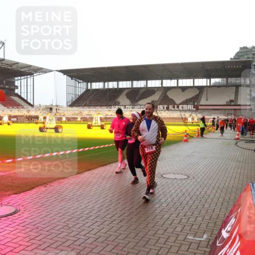 07.12.2025 - St. Pauli X-Mass-Run No. 15 Luisa Fischer http://msf.ph/oto/9391112 07.12.2025 11:04:18 Ziel 4000, 719, 102, 109, 215, 216, 222, 297, 432, 505, 514, 719, 734, 764, 1200, 1551, 1853, 1854, 1856, 1857, 1860 meine-sportfotos.de