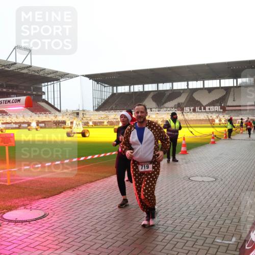 07.12.2025 - St. Pauli X-Mass-Run No. 15 Luisa Fischer http://msf.ph/oto/9391115 07.12.2025 11:04:19 Ziel 719, 102, 109, 215, 216, 222, 297, 432, 505, 514, 719, 734, 764, 1200, 1252, 1254, 1551, 1853, 1854, 1856, 1857, 1860 meine-sportfotos.de