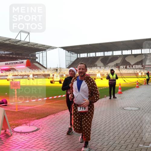 07.12.2025 - St. Pauli X-Mass-Run No. 15 Luisa Fischer http://msf.ph/oto/9391117 07.12.2025 11:04:19 Ziel 719, 1, 102, 109, 215, 216, 222, 297, 432, 505, 514, 719, 734, 764, 1200, 1252, 1254, 1551, 1853, 1854, 1856, 1857, 1860 meine-sportfotos.de