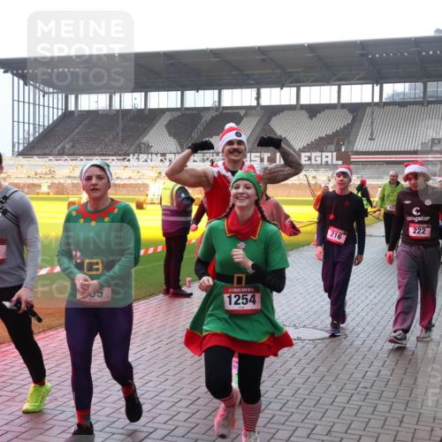 07.12.2025 - St. Pauli X-Mass-Run No. 15 Luisa Fischer http://msf.ph/oto/9391148 07.12.2025 11:04:41 Ziel 514, 1254, 216, 432, 222, 126, 215, 216, 222, 285, 305, 432, 700, 702, 719, 734, 740, 764, 1200, 1252, 1254, 1401, 1643, 1695, 1766, 1769, 1852, 1853, 1854, 1856, 1857, 1860 meine-sportfotos.de