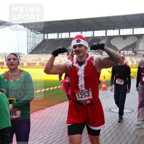 07.12.2025 - St. Pauli X-Mass-Run No. 15 Luisa Fischer http://msf.ph/oto/9391152 07.12.2025 11:04:42 Ziel 05, 120, 50, 1252, 216, 222, 139, 126, 215, 216, 222, 285, 305, 361, 395, 432, 700, 702, 719, 734, 740, 764, 1200, 1252, 1254, 1401, 1643, 1695, 1766, 1769, 1852, 1853, 1854, 1856, 1857, 1860 meine-sportfotos.de