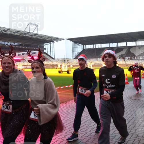 07.12.2025 - St. Pauli X-Mass-Run No. 15 Luisa Fischer http://msf.ph/oto/9391161 07.12.2025 11:04:44 Ziel 15, 200, 216, 5, 1, 229, 102, 139, 126, 215, 216, 222, 285, 305, 361, 395, 432, 700, 702, 719, 734, 740, 764, 1200, 1252, 1254, 1401, 1643, 1695, 1766, 1769, 1852, 1853, 1854, 1856, 1857, 1860 meine-sportfotos.de