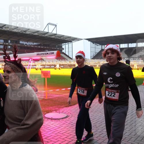 07.12.2025 - St. Pauli X-Mass-Run No. 15 Luisa Fischer http://msf.ph/oto/9391162 07.12.2025 11:04:45 Ziel 15, 00, 216, 222, 15, 102, 139, 126, 215, 216, 222, 285, 305, 361, 395, 432, 700, 702, 719, 734, 740, 764, 1200, 1252, 1254, 1401, 1643, 1695, 1766, 1769, 1852, 1853, 1854, 1856, 1857, 1860, 2791 meine-sportfotos.de
