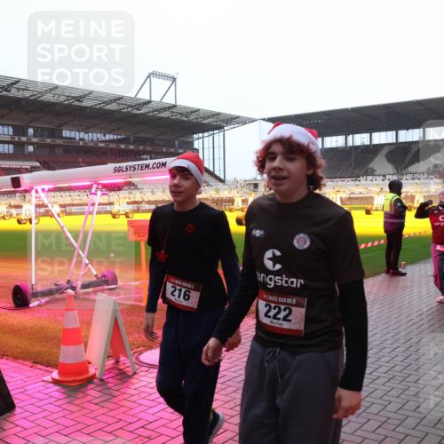 07.12.2025 - St. Pauli X-Mass-Run No. 15 Luisa Fischer http://msf.ph/oto/9391163 07.12.2025 11:04:45 Ziel 216, 15, 222, 139, 102, 126, 215, 216, 222, 285, 305, 361, 395, 432, 700, 702, 719, 734, 740, 764, 1200, 1252, 1254, 1401, 1643, 1695, 1766, 1769, 1852, 1853, 1854, 1856, 1857, 1860, 2791 meine-sportfotos.de