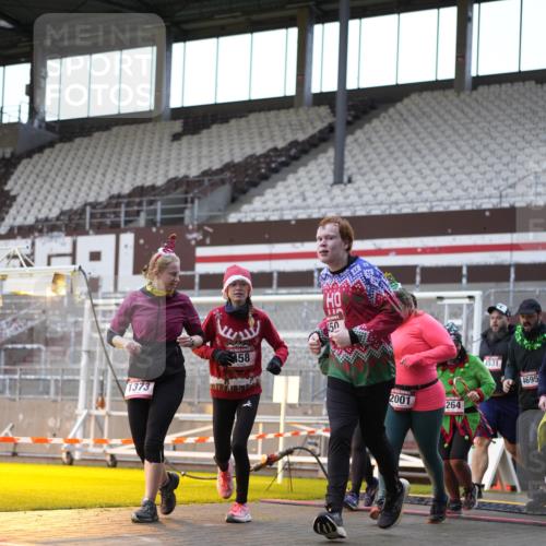 07.12.2025 - St. Pauli X-Mass-Run No. 15 Patografie http://msf.ph/oto/9391164 07.12.2025 10:29:21 Ziel 450, 458, 1039, 1373, 1548, 1550, 1677, 1842, 2001, 3080, 3115, 3470, 4007, 4009, 4264, 4266, 4293, 4296, 4440, 4531, 4695 meine-sportfotos.de