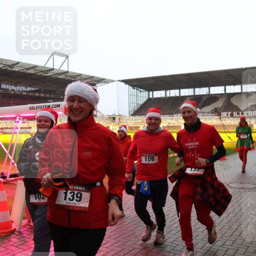 07.12.2025 - St. Pauli X-Mass-Run No. 15 Luisa Fischer http://msf.ph/oto/9391167 07.12.2025 11:04:48 Ziel 285, 109, 132, 102, 15, 139, 432, 126, 215, 216, 222, 285, 305, 361, 395, 432, 700, 702, 734, 740, 764, 1200, 1252, 1254, 1401, 1643, 1695, 1766, 1769, 1852, 1854, 1856, 2791, 3719 meine-sportfotos.de