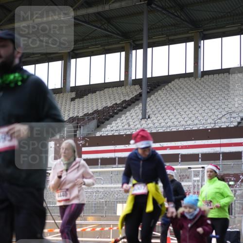 07.12.2025 - St. Pauli X-Mass-Run No. 15 Patografie http://msf.ph/oto/9391187 07.12.2025 10:29:24 Ziel 450, 458, 1039, 1373, 1548, 1550, 1677, 1842, 2001, 3080, 3115, 3470, 4007, 4009, 4126, 4264, 4266, 4293, 4296, 4440, 4531, 4695 meine-sportfotos.de