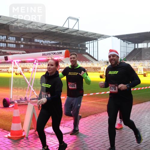 07.12.2025 - St. Pauli X-Mass-Run No. 15 Luisa Fischer http://msf.ph/oto/9391201 07.12.2025 11:05:17 Ziel 571, 45, 4565, 4570, 33, 117, 128, 200, 201, 361, 395, 700, 702, 889, 1152, 1212, 1411, 1643, 2791, 2919, 3719, 4561, 4562, 4563, 4565, 4566, 4567, 4568, 4569, 4570, 4571, 4572, 4573, 4575, 4576, 4577, 4578 meine-sportfotos.de