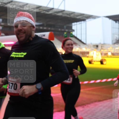 07.12.2025 - St. Pauli X-Mass-Run No. 15 Luisa Fischer http://msf.ph/oto/9391203 07.12.2025 11:05:18 Ziel 40, 4565, 570, 4561, 33, 117, 128, 200, 201, 361, 395, 700, 702, 889, 1152, 1212, 1411, 1643, 2791, 2919, 3719, 4561, 4562, 4563, 4565, 4566, 4567, 4568, 4569, 4570, 4571, 4572, 4573, 4575, 4576, 4577, 4578 meine-sportfotos.de
