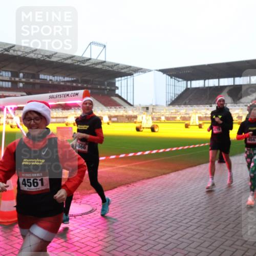 07.12.2025 - St. Pauli X-Mass-Run No. 15 Luisa Fischer http://msf.ph/oto/9391207 07.12.2025 11:05:19 Ziel 4561, 566, 4567, 33, 117, 128, 200, 201, 361, 395, 889, 1152, 1212, 1411, 1643, 2791, 2919, 3719, 4561, 4562, 4563, 4565, 4566, 4567, 4568, 4569, 4570, 4571, 4572, 4573, 4575, 4576, 4577, 4578 meine-sportfotos.de