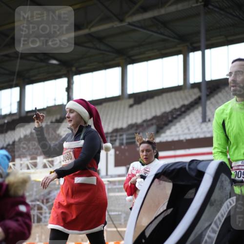 07.12.2025 - St. Pauli X-Mass-Run No. 15 Patografie http://msf.ph/oto/9391208 07.12.2025 10:29:27 Ziel 450, 458, 1039, 1198, 1201, 1204, 1209, 1373, 1548, 1550, 1677, 1842, 2001, 3080, 3115, 3468, 3469, 3470, 4007, 4009, 4126, 4264, 4266, 4293, 4296, 4440, 4531, 4695 meine-sportfotos.de