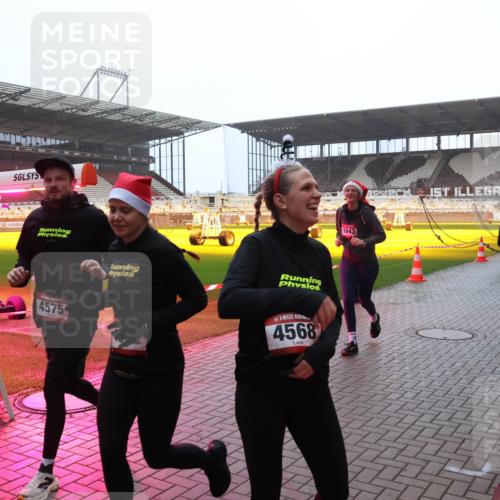 07.12.2025 - St. Pauli X-Mass-Run No. 15 Luisa Fischer http://msf.ph/oto/9391225 07.12.2025 11:05:23 Ziel 4575, 4568, 1643, 33, 117, 128, 200, 201, 361, 395, 889, 1152, 1212, 1411, 1492, 1630, 1643, 2791, 2919, 3719, 4561, 4562, 4563, 4565, 4566, 4567, 4568, 4569, 4570, 4571, 4572, 4573, 4575, 4576, 4577, 4578 meine-sportfotos.de