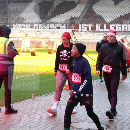 07.12.2025 - St. Pauli X-Mass-Run No. 15 Luisa Fischer http://msf.ph/oto/9391244 07.12.2025 11:05:44 Ziel 361, 1600, 395, 88, 117, 128, 199, 200, 201, 434, 889, 1046, 1049, 1152, 1212, 1311, 1411, 1492, 1600, 1630, 1840, 1841, 2006, 2884, 4562, 4572, 4573, 4575, 4577 meine-sportfotos.de