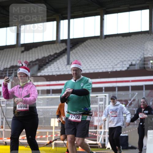 07.12.2025 - St. Pauli X-Mass-Run No. 15 Patografie http://msf.ph/oto/9391310 07.12.2025 10:30:39 Ziel 594, 601, 608, 1698, 1700, 2537, 3936, 3940, 3986, 4845, 4847 meine-sportfotos.de