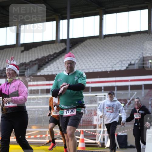 07.12.2025 - St. Pauli X-Mass-Run No. 15 Patografie http://msf.ph/oto/9391311 07.12.2025 10:30:39 Ziel 594, 601, 608, 1698, 1700, 2537, 3936, 3940, 3986, 4845, 4847 meine-sportfotos.de