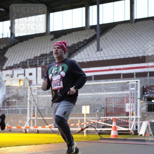 07.12.2025 - St. Pauli X-Mass-Run No. 15 Patografie http://msf.ph/oto/9391321 07.12.2025 10:30:45 Ziel 594, 601, 608, 1698, 1700, 2537, 3936, 3940, 3982, 3986, 4464, 4845, 4847 meine-sportfotos.de