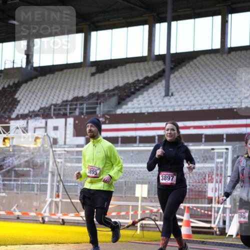 07.12.2025 - St. Pauli X-Mass-Run No. 15 Patografie http://msf.ph/oto/9391350 07.12.2025 10:31:33 Ziel 1818, 2540, 2541, 3895, 3896, 3897, 4412, 4518 meine-sportfotos.de