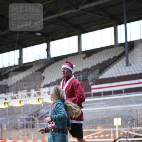 07.12.2025 - St. Pauli X-Mass-Run No. 15 Patografie http://msf.ph/oto/9391382 07.12.2025 10:31:59 Ziel 750, 752, 2342, 2343, 2345, 2418, 3267, 3716, 3806, 3808, 3969, 4274, 4275, 4484, 4495, 4504 meine-sportfotos.de