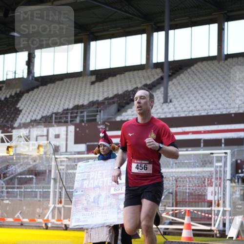 07.12.2025 - St. Pauli X-Mass-Run No. 15 Patografie http://msf.ph/oto/9391392 07.12.2025 10:32:21 Ziel 456, 651, 1942, 1944, 4039 meine-sportfotos.de