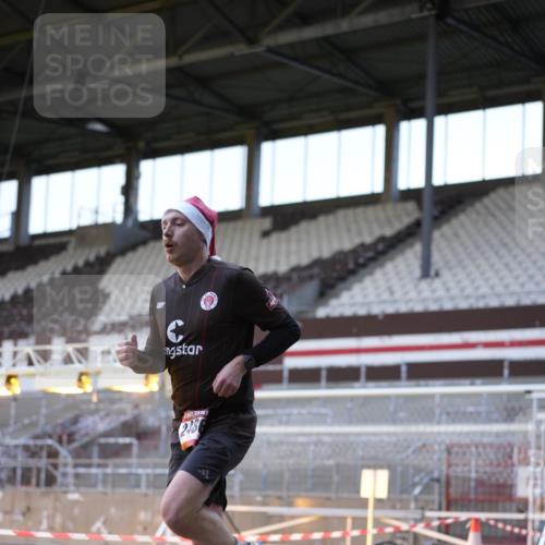 07.12.2025 - St. Pauli X-Mass-Run No. 15 Patografie http://msf.ph/oto/9391403 07.12.2025 10:32:51 Ziel 2486 meine-sportfotos.de