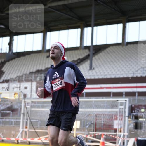 07.12.2025 - St. Pauli X-Mass-Run No. 15 Patografie http://msf.ph/oto/9391426 07.12.2025 10:33:40 Ziel 828, 2065, 2558 meine-sportfotos.de