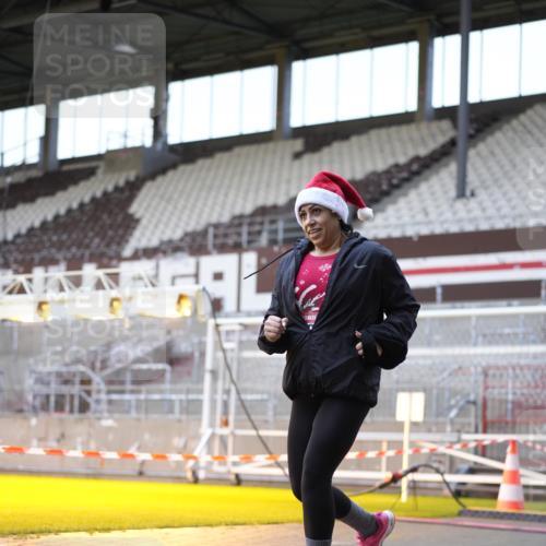 07.12.2025 - St. Pauli X-Mass-Run No. 15 Patografie http://msf.ph/oto/9391431 07.12.2025 10:34:22 Ziel 2212, 2639, 3389, 3390 meine-sportfotos.de
