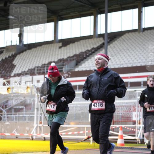 07.12.2025 - St. Pauli X-Mass-Run No. 15 Patografie http://msf.ph/oto/9391440 07.12.2025 10:34:32 Ziel 137, 578, 2212, 2639, 3389, 3390, 4316, 4317, 4336, 4337 meine-sportfotos.de